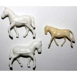3 figurki do pomalowania- konie H0